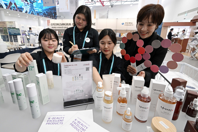 아시아태평양경제협력체(APEC) 정상회의 최고경영자(CEO) 서밋 개막을 하루 앞둔 27일 경북 경주엑스포대공원에 마련된 APEC 경제전시장 K-비즈니스 스퀘어에서 경상북도 K-BEAUTY 공동관 관계자들이 막바지 준비를 하고 있다. 경주=조태형 기자