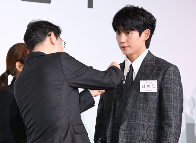 배우 정해인(오른쪽)이 28일 서울 여의도 FKI타워 컨퍼런스센터에서 열린 제10회 금융의 날 기념식에서 이억원 금융위원장에게 국무총리 표창을 수여받고 있다. 오승현 기자 2025.10.28