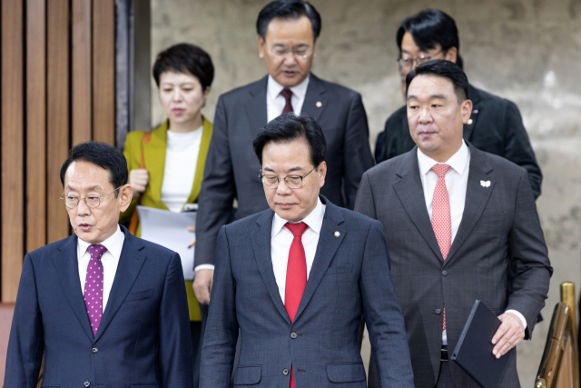 송언석 국민의힘 원내대표가 28일 서울 여의도 국회에서 열린 국정감사 대책회의에 참석하고 있다. 뉴스1