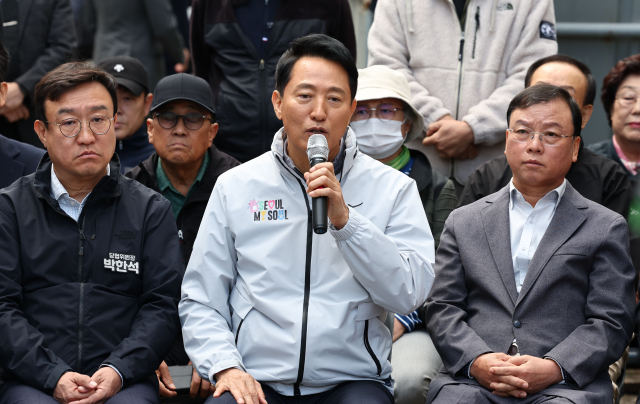 오세훈(가운데) 서울시장이 24일 서울 노원구 상계5 재정비촉진구역에서 열린 주민 간담회에서 발언하고 있다. 연합뉴스
