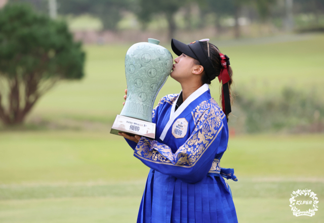 KLPGA 투어 광남일보·해피니스오픈에서 우승을 차지한 리슈잉. 사진 제공=KLPGA