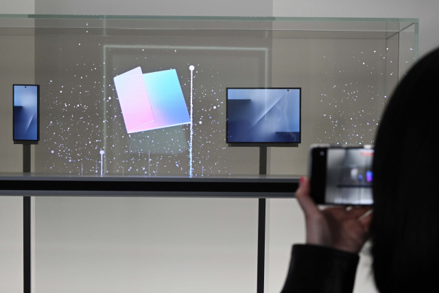 삼성 트라이폴드폰 첫선…LG는 'OLED 샹들리에'