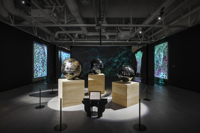 조선시대 명맥이 끊어진 고려 흑자를 현대에 부활시킨 김시영의 대형 도자 세 점과 아버지의 도기 도구와 자신만의 기법을 결합해 독특한 분위기의 회화를 완성한 김자인 작가의 그림이 나란히 어우러졌다. 사진 제공=세이버스코리아