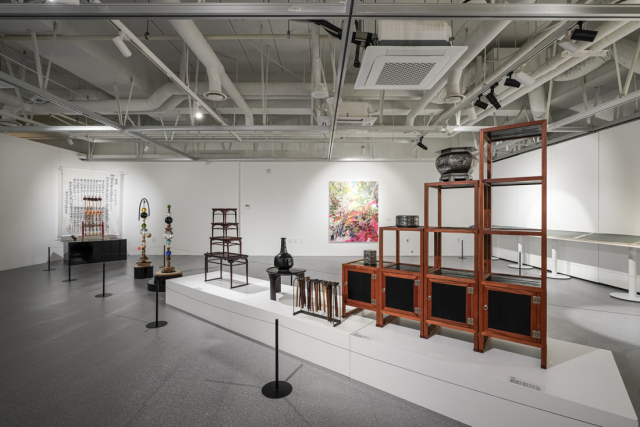 포항문화예술팩토리 아트갤러리에서 열리고 있는 'K-헤리티지 아트전 - 이음의 변주' 전시 전경. 사진 제공=세이버스코리아