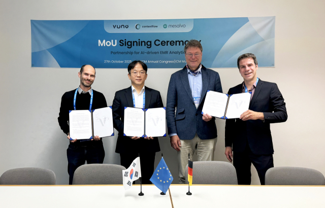 마르쿠스 홀처(왼쪽부터) Contextflow 대표, 이예하 뷰노 대표, 홀거 코르데스 Mesalvo 대표가 27일 ‘제38차 유럽중환자의학회 연례학술대회'에서 전략적 업무협약(MOU)을 체결한 후 기념사진을 촬영하고 있다. 사진 제공=뷰노