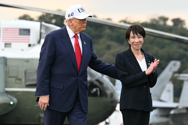 도널드 트럼프 미국 대통령(왼쪽)과 다카이치 사나에 일본 총리가 28일 일본 요코스카 미 해군기지에 있는 미 해군 조지 워싱턴 항공모함에 오르고 있다. AFP연합뉴스