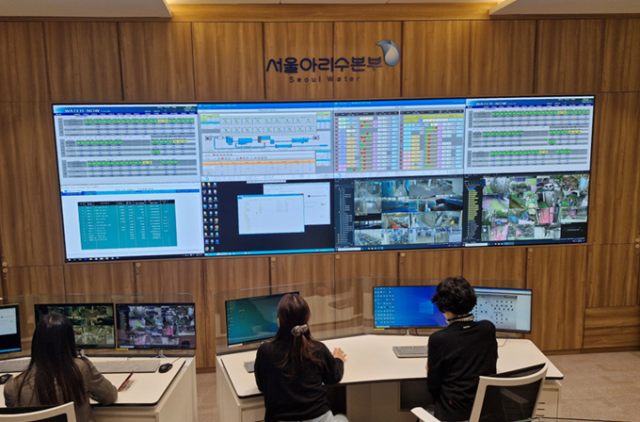 서울시 직원들이 수질 측정 데이터를 살펴보고 있다. 사진제공=서울시