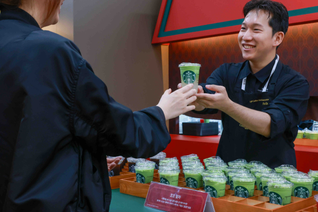 스타벅스 파트너가 고객에게 30일 출시 예정인 크리스마스 프로모션 음료 '코코 말차'를 제공하고 있다. 사진 제공=스타벅스