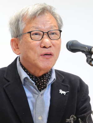 유홍준 국립중앙박물관장이 28일 열린 기자 간담회에서 인사말을 하고 있다. 뉴스1