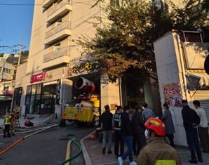 충전 중이던 전기차 '펑'…오피스텔 주민 100여 명 대피