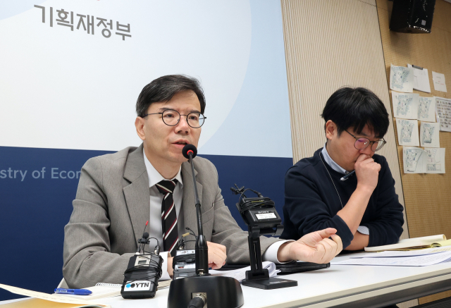 김재훈(왼쪽) 기획재정부 경제정책국장이 28일 정부세종청사 기재부 기자실에서 최근 경제상황에 관해 설명하고 있다. 오른쪽은 조성중 경제분석과장. 연합뉴스