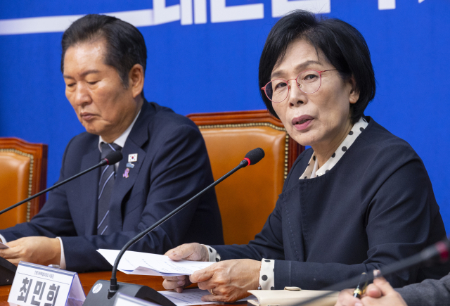 더불어민주당 언론개혁특별위원회 최민희 위원장이 20일 국회 언론개혁특위 허위 조작정보 근절안을 발표하고 있다. 연합뉴스