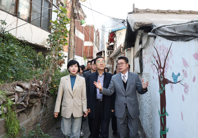 김윤덕 국토교통부 장관이 28일 서울 성동구 성수1구역 주택재건축정비사업 현장을 방문해 정원오(오른쪽) 성동구청장의 설명을 들으며 정비사업구역을 둘러보고 있다. 왼쪽은 더불어민주당 전현희 의원. 연합뉴스