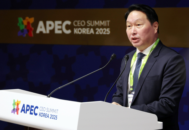 최태원 대한상공회의소 회장 겸 SK그룹 회장이 29일 경북 경주예술의전당에서 열린 'APEC CEO(최고경영자) 서밋'에서 개회사를 하고 있다. 연합뉴스