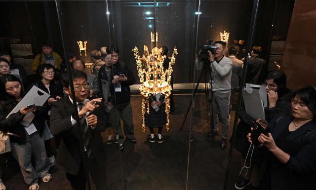 경북 국립경주박물관 신라역사관에서 열린 APEC 및 개관 80주년 기념 '신라 금관, 권력과 위신' 특별전 언론 공개회에서 신라 금관이 공개되고 있다. 조태형 기자
