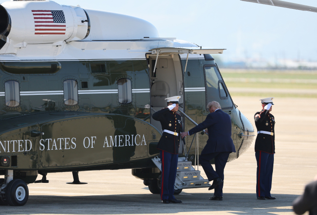 APEC 마린원 탑승하는 트럼프 미국 대통령. 연합뉴스