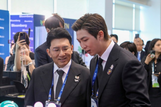 29일 경주 예술의전당에서 열린 'APEC CEO 서밋' 개회식에 참석한 방시혁 하이브 의장과 방탄소년단 RM이 하이브 홍보부스를 관람하고 있다. 사진제공=하이브