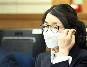 ‘샤넬백 전달 의혹’ 유경옥, 김건희 재판 증인 불출석…11월 재소환