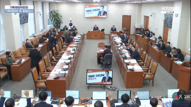 천하람 개혁신당 의원이 29일 국회 기획재정위원회에서 열린 2025년 종합 국정감사에서 질의하고 있다. 연합뉴스.