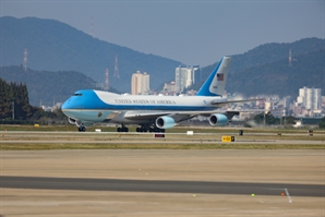 트럼프 탑승 에어포스원 김해공항 착륙…1박2일 방한일정 시작