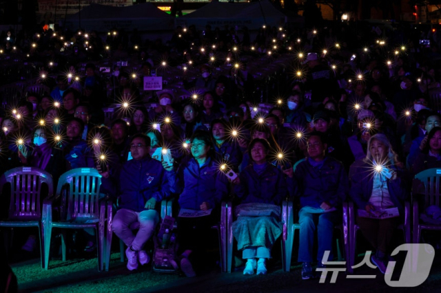 25일 서울 중구 서울광장에서 10·29 이태원참사 3주기 시민추모대회가 열리고 있다. 뉴스1