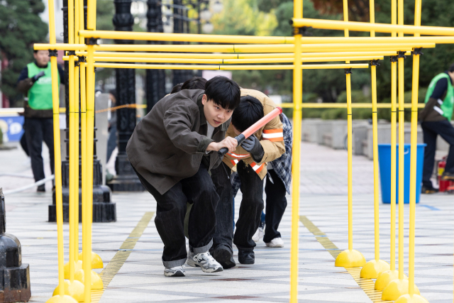 롯데월드 임직원들이 29일 서울 송파구 롯데월드 어드벤처에서 열린 '2025 소방경진대회'에서 화재시 대피훈련을 실시하고 있다. 사진 제공=롯데월드