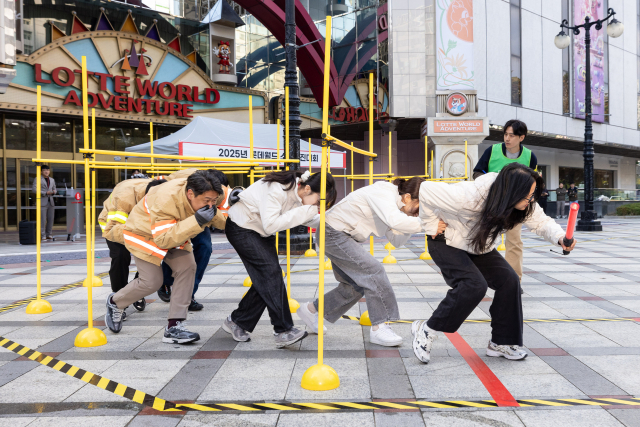 롯데월드 임직원들이 29일 서울 송파구 롯데월드 어드벤처에서 열린 '2025 소방경진대회'에서 화재시 대피훈련을 실시하고 있다. 사진 제공=롯데월드