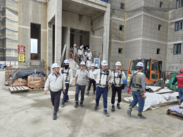 인천 검단지구 AB20-2블록 공사 현장에서 백승권(왼쪽 첫번째) 중흥건설 대표 등 관계자들이 안전·품질 합동 점검을 진행하고 있다. 사진 제공=중흥그룹