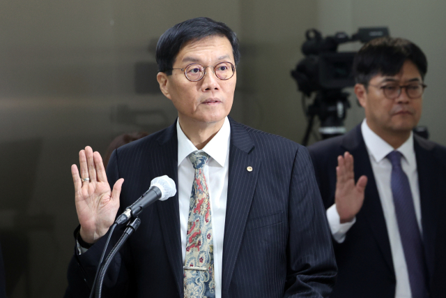 이창용 "서울 오피스, 주택으로 바꿔 가구에 공급해야"