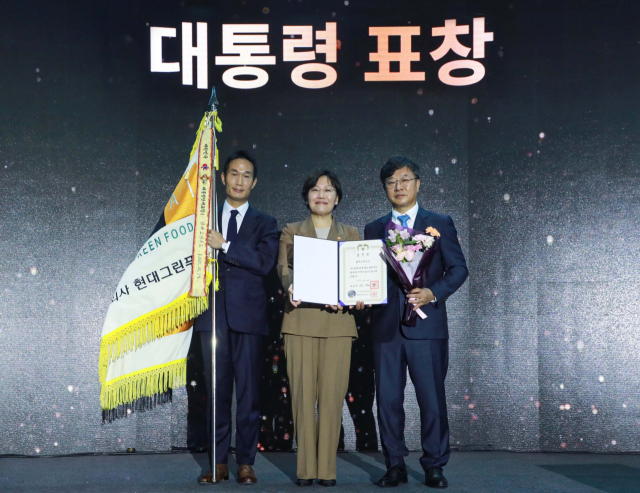 박홍진(오른쪽) 현대그린푸드 사장이 29일 서울 강남구 코엑스에서 열린 ‘식품 외식 산업 발전 유공’ 정부포상 행사에 참석해 송미령(가운데) 농림축산식품부 장관 등과 기념 촬영을 하고 있다. 사진 제공=현대그린푸드