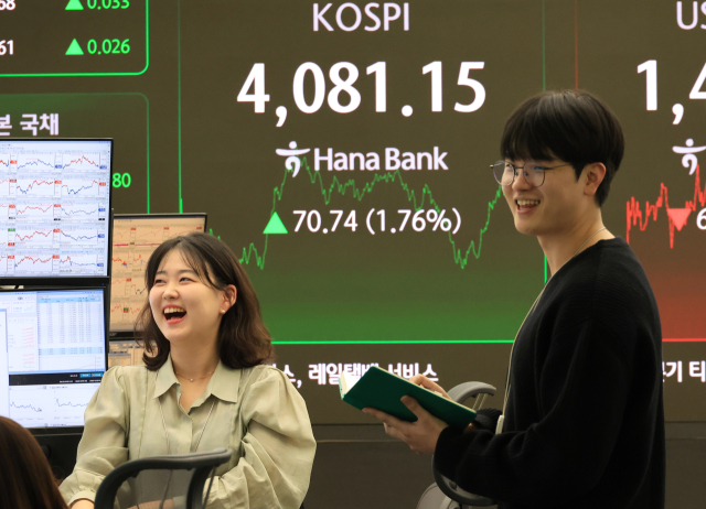 29일 서울 중구 하나은행 본점에서 직원들이 증시와 환율을 모니터하고 있다. 이날 코스피는 70.74p(1.76%) 오른 4081.15로 장을 마쳤다. 연합뉴스