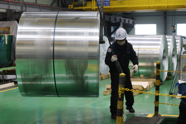 한 공장에서 직원들이 업무를 보고 있다. 연합뉴스