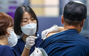 백신 수요는 늘었는데…코로나19 백신 곳곳 ‘품절’