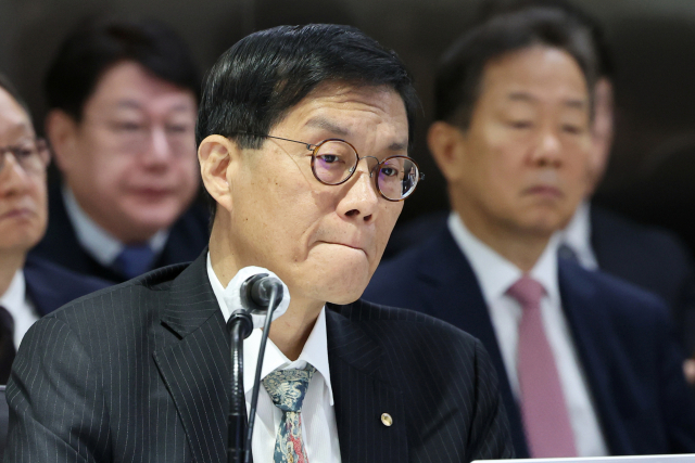 이창용 한국은행 총재가 20일 오전 서울 중구 한국은행 본점에서 열린 2025년도 국회 기획재정위원회 한국은행 국정감사에서 생각에 잠겨 있다. 뉴스1