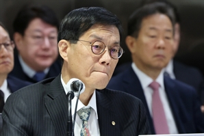 이창용 "원화 스테이블코인 도입 시 자본 유출 두렵다"
