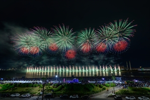 ‘크루즈 숙박’ 포항서는 밤하늘 불꽃·드론쇼…APEC 분위기 고조
