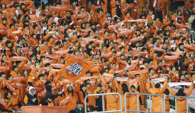 27일 서울 잠실야구장에서 열린 2025 프로야구 한국시리즈 2차전에서 응원을 하고 있는 한화 이글스 팬들. 연합뉴스