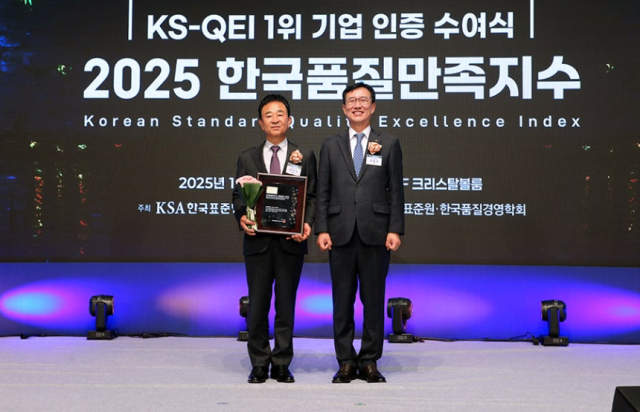 2025 한국품질만족지수 조사 결과 '품질유공 CEO'상에 전근식(왼쪽) 한일시멘트 사장이 수상자로 선정됐다.사진제공=한일시멘트.