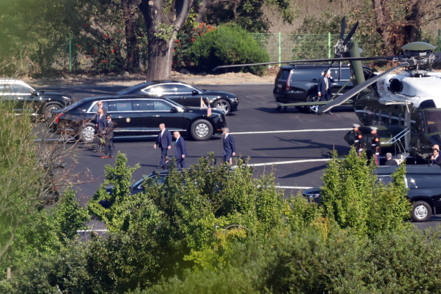 도널드 트럼프 미국 대통령이 29일 전용 헬기 마린원을 타고 2025 경주 아시아태평양경제협력체(APEC) 정상회의장이 있는 경북 경주시 보문관광단지 한 헬기장에 도착, 전용 리무진 더 비스트에 탑승하기 위해 이동하고 있다. 연합뉴스