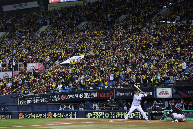 27일 서울 송파구 잠실야구장에서 열린 프로야구 2025 신한 SOL뱅크 KBO 포스트시즌 한국시리즈 2차전 한화 이글스와 LG 트윈스의 경기, 관중들이 열띤 응원을 펼치고 있다.뉴스1
