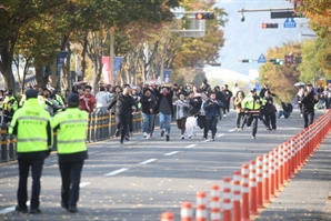 ‘反트럼프’ 시위대 정상회담장 기습 돌진…경찰과 대치