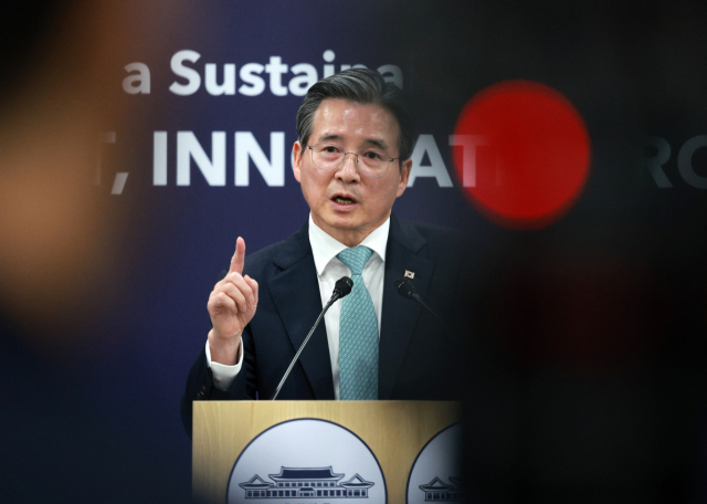 한숨 돌린 반도체…구체적 세율 발표 안돼 우려도