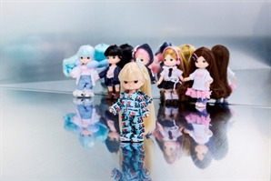 파우치·키링 체인 인형…아일릿, 1020 트렌드 이끄는 머치 음반