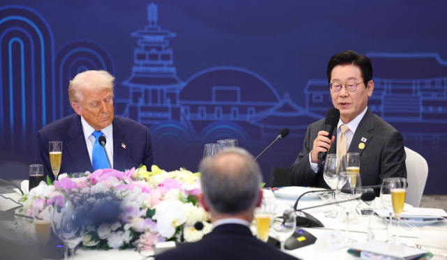 이재명 대통령이 29일 경북 경주 힐튼호텔 그랜드볼룸에서 열린 이 대통령 주최 정상 특별만찬에서 환영사를 하고 있다. 왼쪽은 도널드 트럼프 미국 대통령. 연합늎스