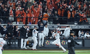 “그야말로 약속의 8회”…역전 드라마 쓴 한화, KS 2패 뒤 반격의 첫 승 올렸다