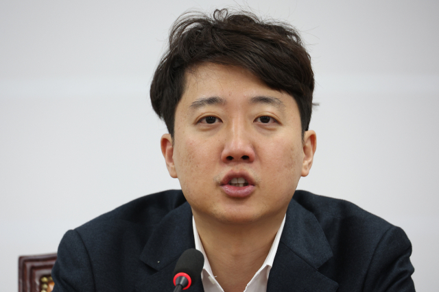 이준석 개혁신당 대표가 지난 23일 서울 여의도 국회에서 열린 최고위원회의에서 발언하고 있다. 연합뉴스