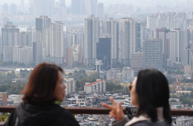서울 남산에서 바라본 아파트 단지의 모습. 연합뉴스