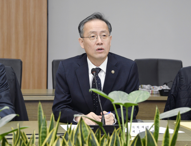 이형일 기획재정부 차관이 30일 서울 영등포구 한국수출입은행에서 열린 거시경제금융회의를 주재하고 있다. 사진 제공=기재부.