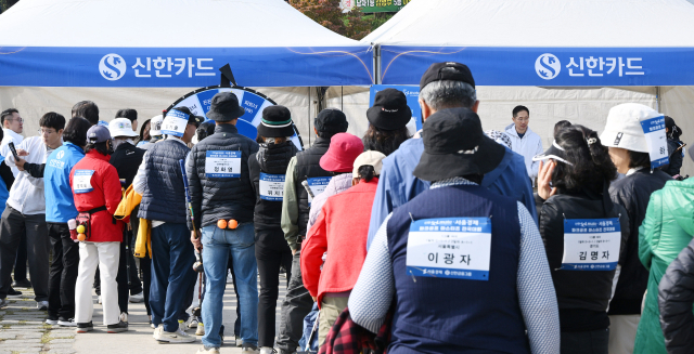 30일 경기 양평군 강상면 양평파크골프장에서 열린 ‘2025 신한쏠메이트·서울경제 파크골프 마스터즈 전국대회’에서 신한카드 부스가 이벤트에 참여하려는 선수와 갤러리들로 붐비고 있다. 양평=오승현 기자 2025.10.30