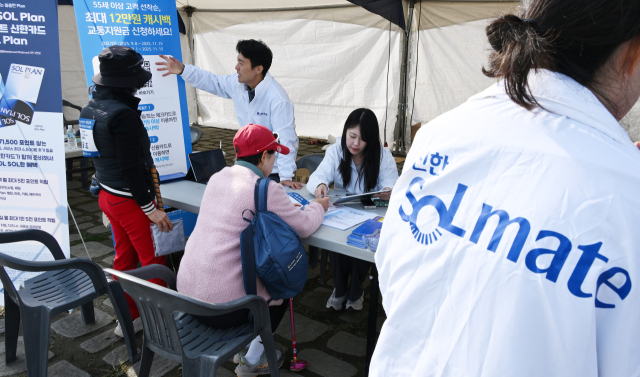 30일 경기 양평군 강상면 양평파크골프장에서 열린 '2025 신한쏠메이트·서울경제 파크골프 마스터즈 전국대회'에서 참가선수들이 신한 쏠메이트 부스에서 금융상담을 받고 있다. 양평=오승현 기자 2025.10.30